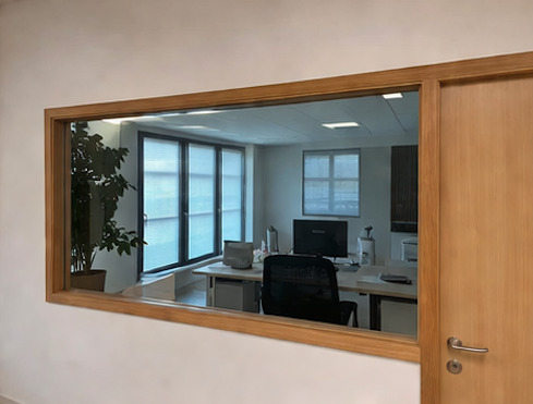 Porte bois vitrée associée à un châssis