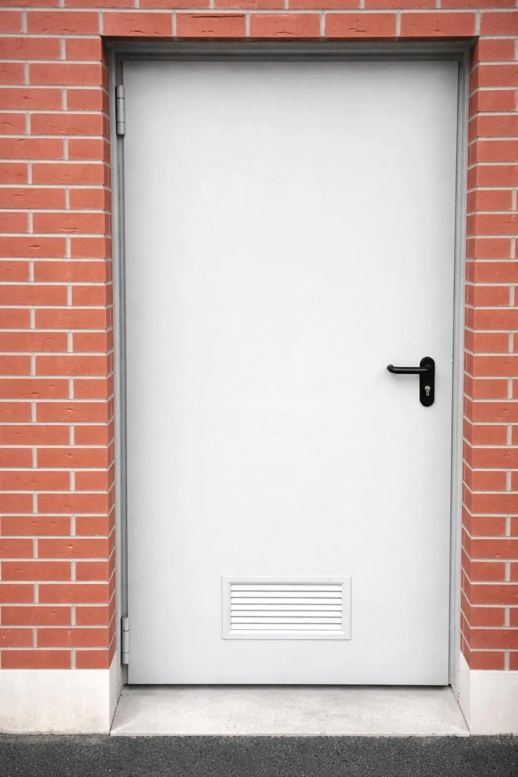 Porte métallique coupe-feu EI30 un vantail avec grille de ventilation aluminium